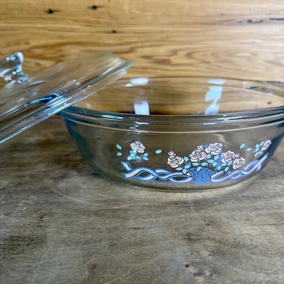 Anchor Hocking  1.5 Qt Covered Glass Casserole “Pink Roses in Basket” 1989 - Picture 10 of 15